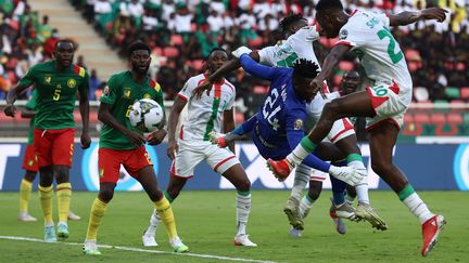 Le Burkinabé Gustavo Sangare a inscrit le premier but de la CAN 2022&nbsp;face au Cameroun. (KENZO TRIBOUILLARD / AFP)