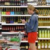 Une cliente fait ses courses dans un supermarché à Londres (Royaume-Uni), le 11 avril 2017. (NEIL HALL / REUTERS)