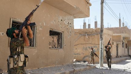 Des combattants kurdes du YPG (unités de protection du peuple kurde), le 16 juin 2017 à Raqqa (Syrie).&nbsp; (GORAN TOMASEVIC / X90012 / REUTERS)