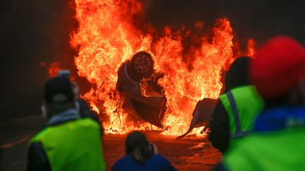 Des "gilets jaunes" ont incendié plusieurs véhicules au cours de cette journée de mobilisation lors de la manifestation du samedi 1er décembre 2018. (GEOFFROY VAN DER HASSELT / AFP)