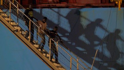 Des migrants débarquent dans le port de Pozzallo (Italie), le 26 juin 2018. (ALESSIO TRICANI / AFP)