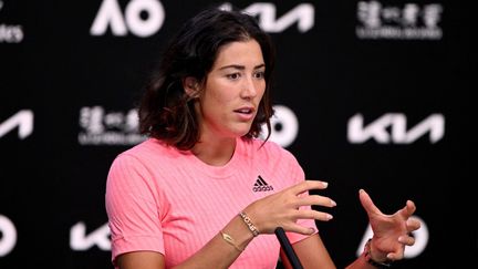 La joueuse de tennis espagnole&nbsp;Garbine Muguruza en conférence de presse, le 15 janvier 2022, à Melbourne. (MORGAN HANCOCK / TENNIS AUSTRALIA / AFP)