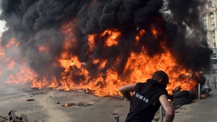 Une barricade en flamme sur la place Ma&iuml;dan, &agrave; Kiev, samedi 9 ao&ucirc;t 2014.&nbsp; (SERGEI SUPINSKY / AFP)