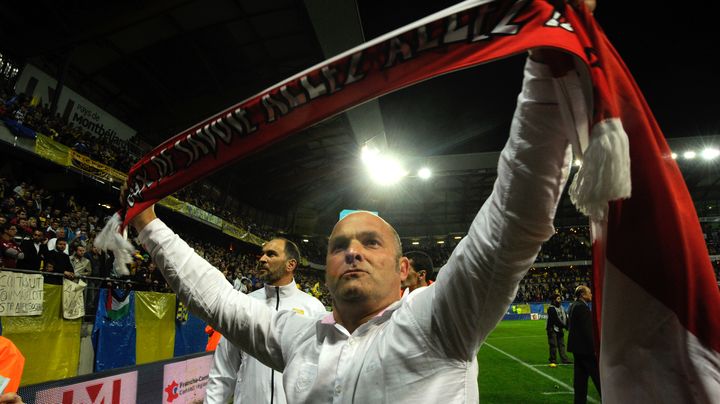 La joie de l'entra&icirc;neur d'Evian Thonon Gaillard, Pascal Dupraz, qui a conquis le maintien en battant Sochaux sur son terrain (0-3), le 17 mai 2014.&nbsp; (SEBASTIEN BOZON / AFP)