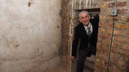 Lindsay Hoyle visite une chambre secrète accessible depuis un passage oublié depuis le XIXe siècle, au palais de Westminster, à Londres. (JESSICA TAYLOR / UK PARLIAMENT / AFP)