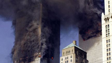 Une vue sur les tours jumelles le 11 septembre 2001 à New York (Etats-Unis) après l'attaque terroriste meurtière. (STAN HONDA / AFP)