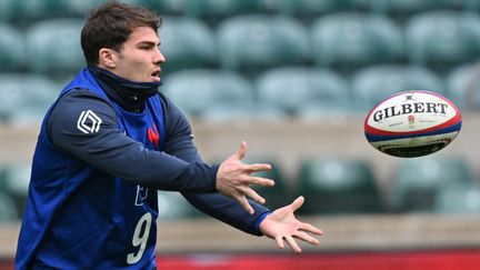 Antoine Dupont à l'entraînement du capitaine à Twickenham à la veille du match Angleterre-France, dans le Tournoi des six nations, le 10 mars 2023. (GLYN KIRK / AFP)