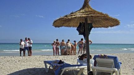 La mer, une plage et des touristes à Mahdia (200 km au sud de Tunis) le 8 octobre 2012. (AFP - DPA - Oliver Berg)