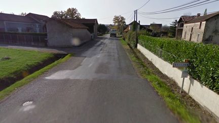 Une rue du village de Nouilhan (Hautes-Pyr&eacute;n&eacute;es), o&ugrave; un nonag&eacute;naire a &eacute;t&eacute; tu&eacute; par un sans-abri, dans la nuit du 14 au 15 novembre 2013. (GOOGLE STREET VIEW / FRANCETV INFO)