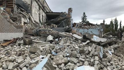 Ce qui était une école, transformée en caserne à Mykolaïev en Ukraine. Des lieux cibles pour&nbsp;les&nbsp;bombardements et des morts à chaque fois, combattants et civils.&nbsp; (MAURINE MERCIER / RADIO FRANCE / RTS)