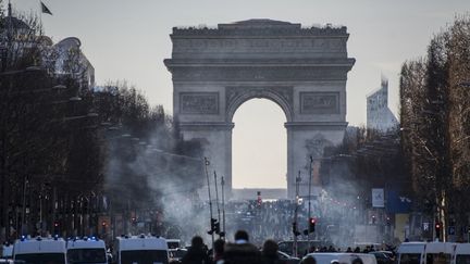 Des participants au "convoi de la liberté" manifestent à Paris, le 12 février 2022. (MAGALI COHEN / HANS LUCAS / AFP)