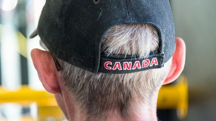 Un "ainé" avec sur la tête une casquette "Canada". (ROBERTO MACHADO NOA / LIGHTROCKET / GETTYIMAGES)