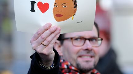 Comme depuis le d&eacute;but des d&eacute;bats &agrave; l'Assembl&eacute;e nationale, la garde des Sceaux Christiane Taubira est c&eacute;lebr&eacute;e, dans les cort&egrave;ges des partisans de la loi, ici &agrave; Lille. (PHILIPPE HUGUEN / AFP)