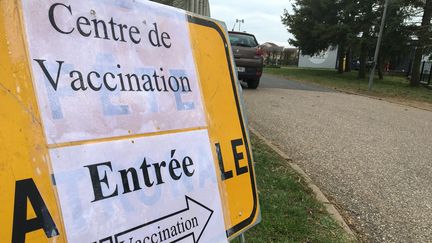 Un centre de vaccination contre le Covid-19 à Rémilly (Moselle) (JULIE SENIURA / FRANCE-BLEU LORRAINE NORD)