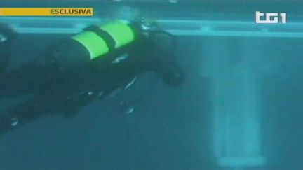 Un plongeur explore l'&eacute;pave du "Costa Concordia", le bateau de croisi&egrave;re qui a fait naufrage devant l'&icirc;le italienne du Giglio, le 16 janvier 2012 (FTVi / EVN / RAI)