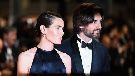 Charlotte Casiraghi et son mari, Dimitri Rassam, prennent en symbiose la lumière des flashs.&nbsp; (PATRICIA DE MELO MOREIRA / AFP)