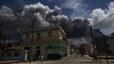 Des fumées noires apparaissent dans le ciel, à trois jours de l'incendie survenu dans le dépôt pétrolier de Matanzas (Cuba), le 8 août 2022.&nbsp; (YANDER ZAMORA / ANADOLU AGENCY / AFP)