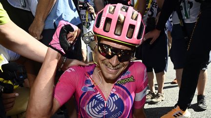 Le coureur danois Magnus Cort Nielse (EF Education-EasyPost) célèbre sa victoire lors de la 10e étape du Tour de France, le 12 juillet 2022. (POOL NICO VEREECKEN / BELGA MAG / AFP)