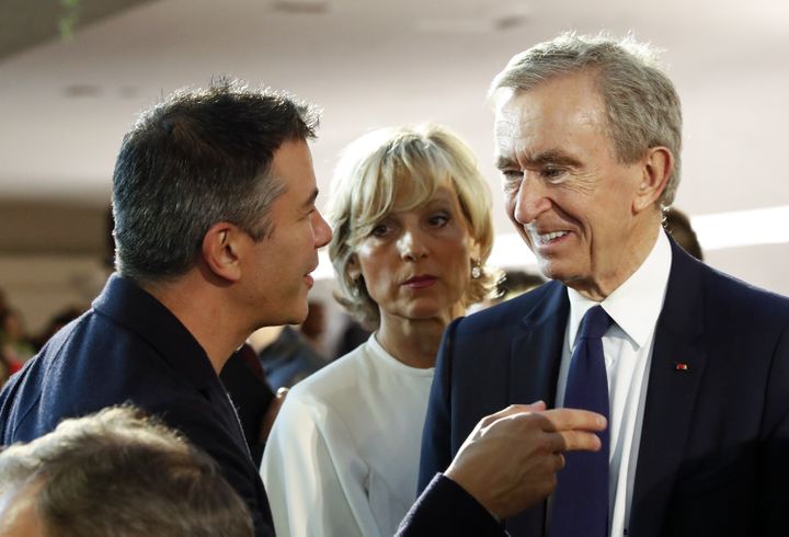 Travis Kalanick et Bernard Arnault discutent avant le début d'un défilé Louis Vuitton à New York, en 2019. (JASON SZENES / EPA VIA MAXPPP)