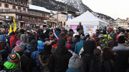 Des militants de différentes associations se sont rassemblés pour aider les migrants lors d'une "grande maraude solidaire", vendredi 15 mars, à Montgenèvre. (JEAN-PIERRE CLATOT / AFP)