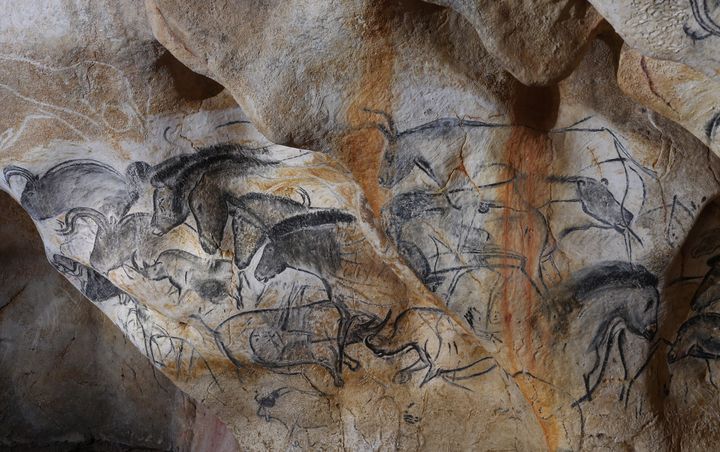 Le panneau des chevaux reproduit dans la réplique de la grotte Chauvet, Chauvet 2, à Vallon-Pont-d'Arc, dans l'Ardèche. (PATRICK AVENTURIER / GROTTE CHAUVET 2 ARDECHE)