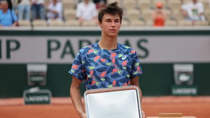 Le Français Gabriel Debru, trophée en main, après son sacre chez les juniors à Roland-Garros, le 4 juin 2022 à Paris. (MAXPPP)