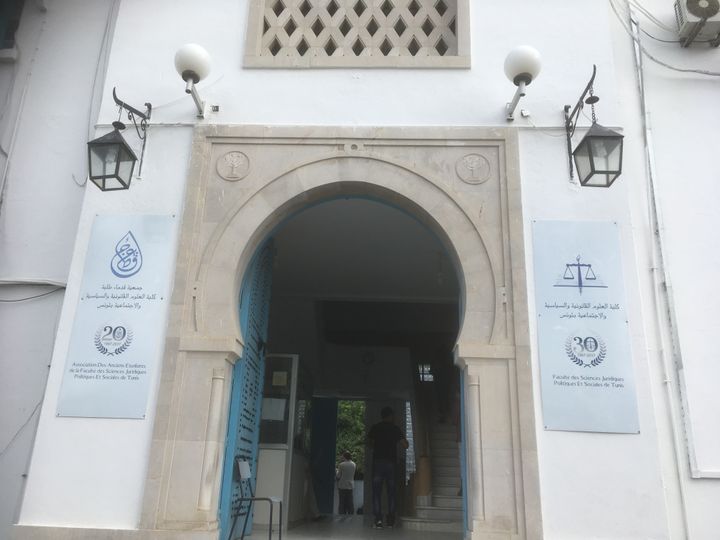 L'entrée de la&nbsp;faculté des sciences juridiques, politiques et sociales de Tunis, où Kaïs Saïed a été professeur de droit constitutionnel. Photo prise le 16 octobre 2019. (FTV - Laurent Ribadeau Dumas)