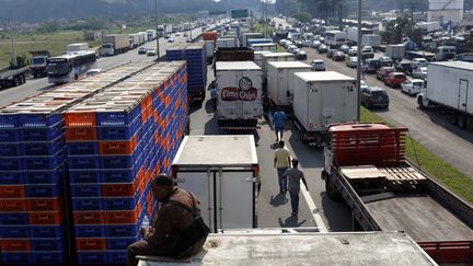 Un barrage routier à&nbsp;Duque de Caxias, près de Rio de Janeiro (Brésil), le 25 mai 2018. (RICARDO MORAES / REUTERS)