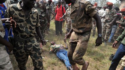 Des soldats centrafricains lynchent un homme accus&eacute; d'&ecirc;tre un ancien rebelle de la S&eacute;l&eacute;ka, le 5 f&eacute;vrier 2014. (ISSOUF SANOGO / AFP)