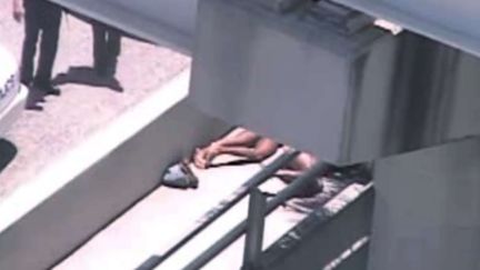 Image de vid&eacute;osurveillance montrant les policiers faire face &agrave; un homme en train de d&eacute;chiqueter un autre homme avec ses dents, le 26 mai 2012 &agrave; Miami (Floride). (AP / SIPA )