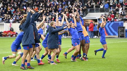 La joie des Bleues et la communion avec leurs supporters, après&nbsp;la victoire contre l'Afrique du sud, le 6 novembre 2021. (THIERRY CREUX / MAXPPP)