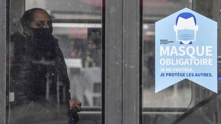 Une passagère portant un masque dans un tram à Saint-Etienne (Loire), le 22 octobre 2020. (PHILIPPE DESMAZES / AFP)