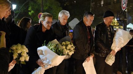 Les membres de U2 Bono, Adam Clayton, Larry Mullen Jr and The Edge se recueillent devant le Bataclan, samedi 14 novembre en fin d'après-midi
 (FRANCK FIFE / AFP)