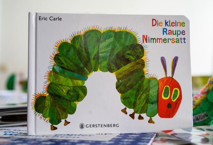 Le célèbre livre illustré d'Eric Carle, "La chenille qui fait des trous", édité en allemand.&nbsp; (PICTURE ALLIANCE / PICTURE ALLIANCE)