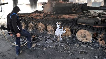 Un char des forces pro-Kadhafi détruit par une frappe de l'Otan à Misrata, le 26 avril 2011. (AFP/CHRISTOPHE SIMON)