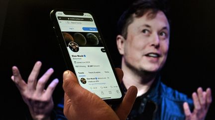 Le patron de Tesla, Elon Musk, a proposé à&nbsp;Twitter de racheter le réseau social au prix convenu en avril, mardi 4 octobre.&nbsp; (OLIVIER DOULIERY / AFP)