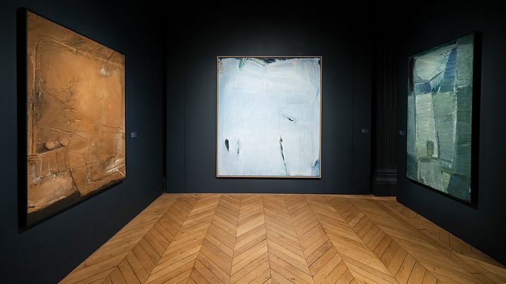 Vue de l'exposition "Eloge de l'abstraction" à l'Académie des beaux-arts de Paris avec Olivier Debré et Antoni Tàpies. (PATRICK RIMOND)