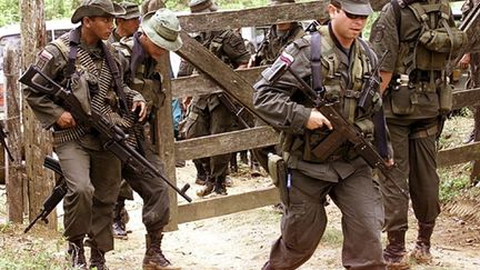 La police colombienne et tenue de combat. 03/05/04 (AFP Fredy Amariles)