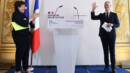 Roselyne Bachelot et Franck Riester pendant la passation de pouvoir au ministère de la Culture, lundi 6 juillet 2020.&nbsp; (ALAIN JOCARD / AFP)