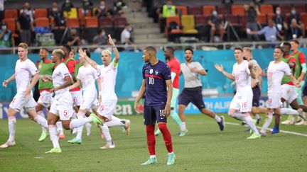 Kylian Mbappé termine l'Euro en ratant son tir au but et c'est la Suisse (3-3, 5-4 aux tirs au but) qui file en quarts de finale, le 28 juin 2021. (MAXPPP)