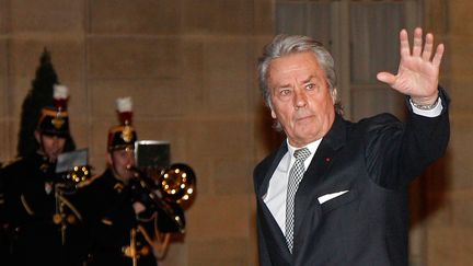 L'acteur Alain Delon &agrave; son arriv&eacute;e &agrave; l'Elys&eacute;e, &agrave; Paris, pour un d&icirc;ner d'Etat, le 26 janvier 2012. (GONZALO FUENTES / REUTERS)