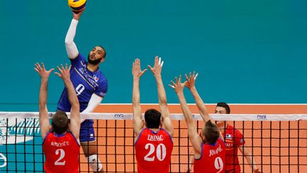 Earvin Ngapeth plane au dessus de la défense serbe en finale de la Ligue Mondiale (GUSTAVO SEREBRENICK / BRAZIL PHOTO PRESS)