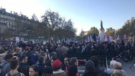 La manifestation contre l'homophobie place de la République à Paris dimanche 21 octobre 2018. (MANON DERDEVET/RADIO FRANCE)