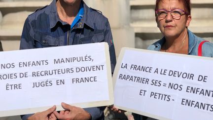 Patrice et Lydie Maninchedda, lors d'un rassemblement à Paris, en septembre 2018. (MATTHIEU MONDOLONI / FRANCEINFO)