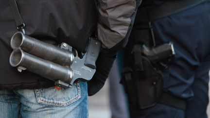 Un policier porte en bandouli&egrave;re un Flash-Ball, le 24 novembre 2010, &agrave; Marseille (Bouches-du-Rh&ocirc;ne). (PATRICE MAGNIEN / SIPA)