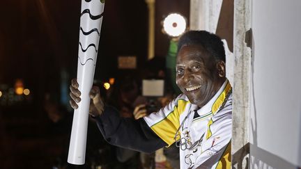 Pelé portant la flamme olympique, le 22 juillet 2016
 (RIO 2016 / ANDRE LUIZ MELLO / RIO 2016 / ANDRE LUIZ MELLO / AFP)