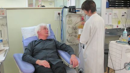 Claude et une infirmi&egrave;re bavardent tandis qu'elle retire la poche de plaquettes, le 5 f&eacute;vrier 2015 au centre de don du sang du 15e arrondissement de Paris. (JEROMINE SANTO-GAMMAIRE / FRANCETV INFO)