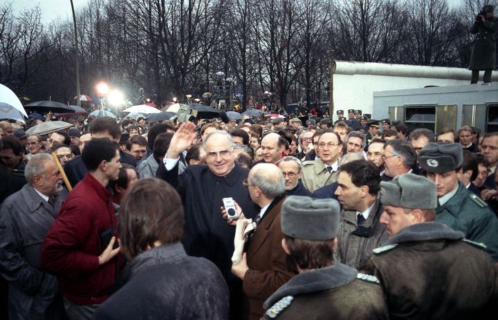 Helmut Kohl salue le foule le jour de la réouverture de la porte de Brandebourg, le 22 décembre 1989, à Berlin (Allemagne).&nbsp; (PEER GRIMM / DPA / AFP)