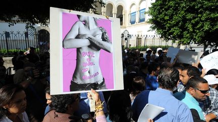 Manifestation dans les rues de Tunis (Tunisie), le 2 octobre 2012, pour protester contre la comparution pour "atteinte &agrave; la pudeur" d'une jeune femme viol&eacute;e par des policiers. (FETHI BELAID / AFP)