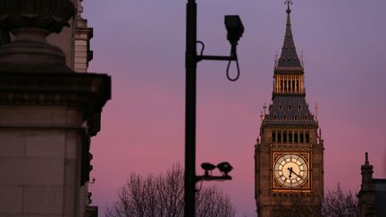 Des caméras de surveillance près du parlement britannique. (DANIEL LEAL-OLIVAS / AFP)